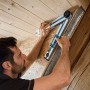 Bosch Professional Digitaler Winkelmesser GAM 220 im Einsatz beim Messen eines Winkels.