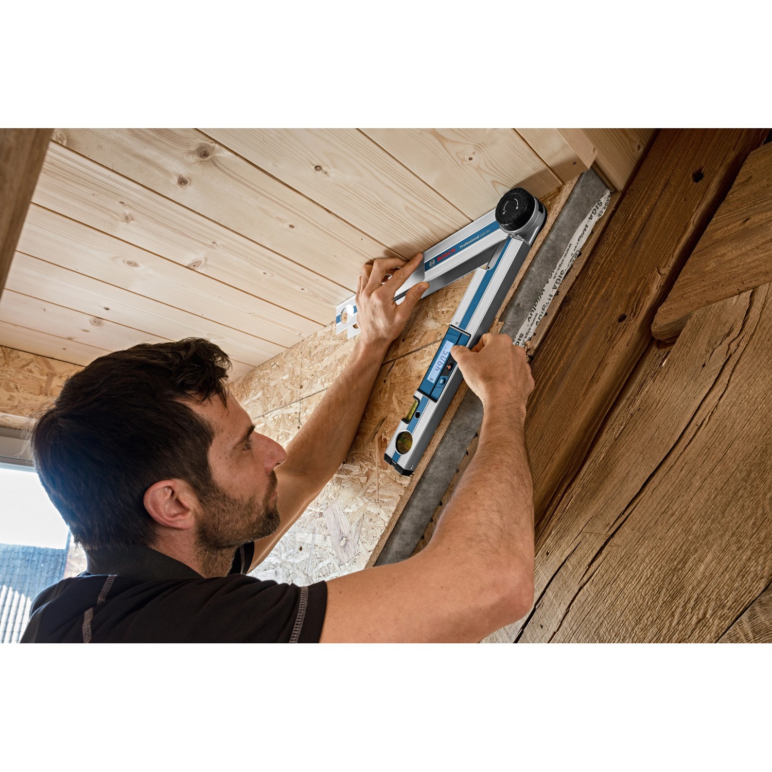 Bosch Professional Digitaler Winkelmesser GAM 220 im Einsatz beim Messen eines Winkels.
