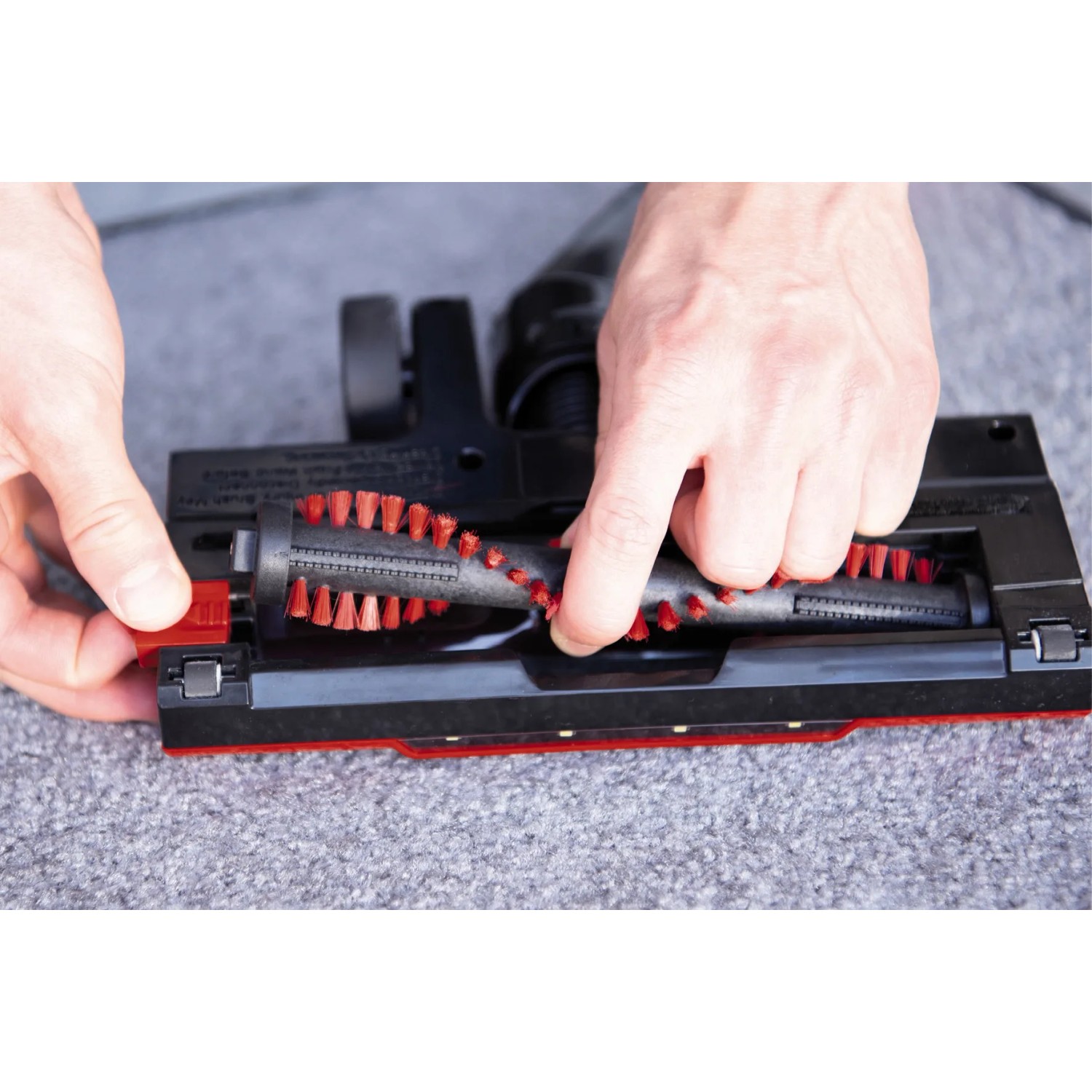 Einhell Ersatzbürste für Power X-Change Stielstaubsauger TE-SV 18 Li im Einsatz auf Teppich.
