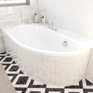 Weiße MIKI Acryl-Eckbadewanne links, mit gefliester Front und Armaturen im modernen Bad. Inkl. Ablauf.