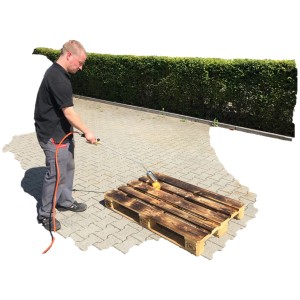 Mann bearbeitet Europalette mit Rothenberger Anwärmbrenner (inkl. Schlauch).