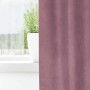 Dunkelrosa Samt Verdunkelungsvorhang mit Tabtop-Aufhängung, vor einem Fenster mit Pflanze. Stilvoller Fenstervorhang.