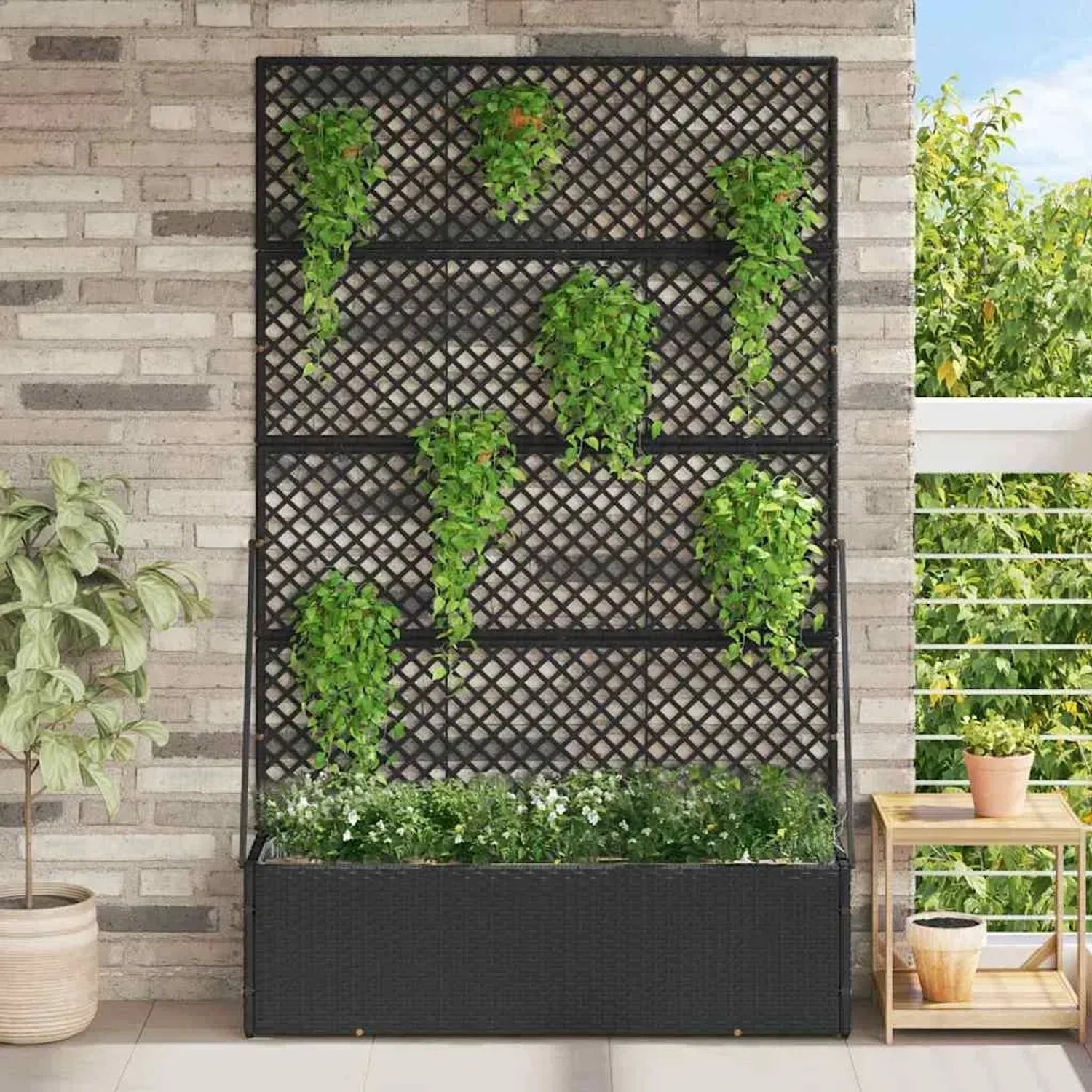 Schwarzer vidaXL Pflanzkübel (105x30x170cm) aus Metall mit Rankgitter und Bepflanzung.