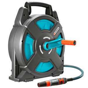 Gardena Classic Schlauchbox 15 m mit Schlauch und Spritze für Gartenbewässerung.