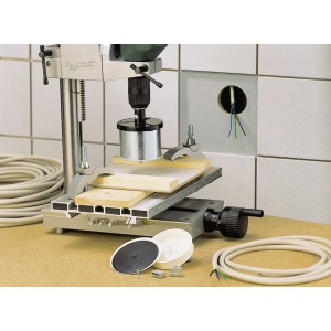 LUX HM-Bohrkrone 83 mm im Einsatz mit Bohrmaschine und Zubehör.