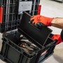 Offener, schwarzer PROREGAL QBRICK Werkzeugkasten mit Zubehör und roter Arbeitshandschuhe.
