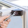 Bosch Professional Ringratschenschlüssel beim Schrauben an einem Aluminiumrahmen.