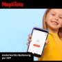 Kind bedient Mephisto Infrarotheizung per App auf Smartphone. Elektroheizgerät mit einfacher Steuerung.