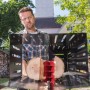 Mann spaltet Holz mit dem Al-Ko Elektroholzspalter LSH 520/5 im Garten.