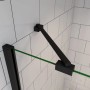Schwarzer Rahmen und Stabilisator der Duschkabine mit Klarglas an weiß gefliester Wand. OBI Duschabtrennung.