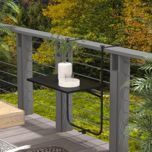 Schwarzer Metall Balkonhängetisch am Geländer, ideal für Getränke und Pflanzen. Platzsparender Gartentisch.