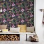 Vliestapete mit Blumenmuster in Grün und Schwarz, matte Oberfläche. Dekorative Tapete für Wohnräume.