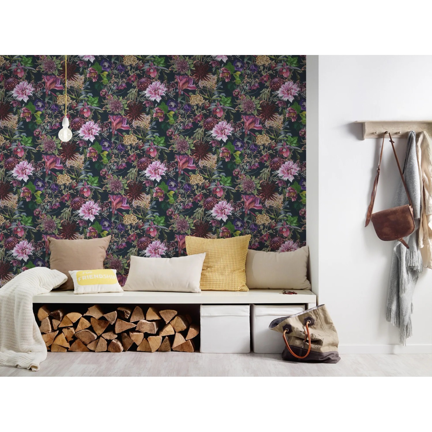 Vliestapete mit Blumenmuster in Grün und Schwarz, matte Oberfläche. Dekorative Tapete für Wohnräume.