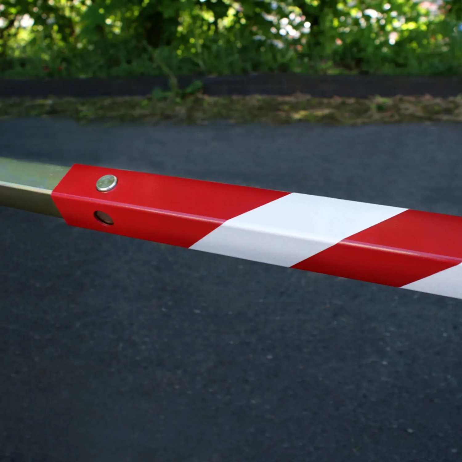 Detailansicht der rot-weiß gestreiften Apa Abschleppstange Snap-in 2,5 t.