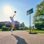 Junge wirft Ball auf Salta Basketballständer Forward (108x362cm) im Garten.
