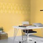 Wohnraum mit Rasch Vliestapete Trianon XIII 570083 in Curry mit zartem Muster.