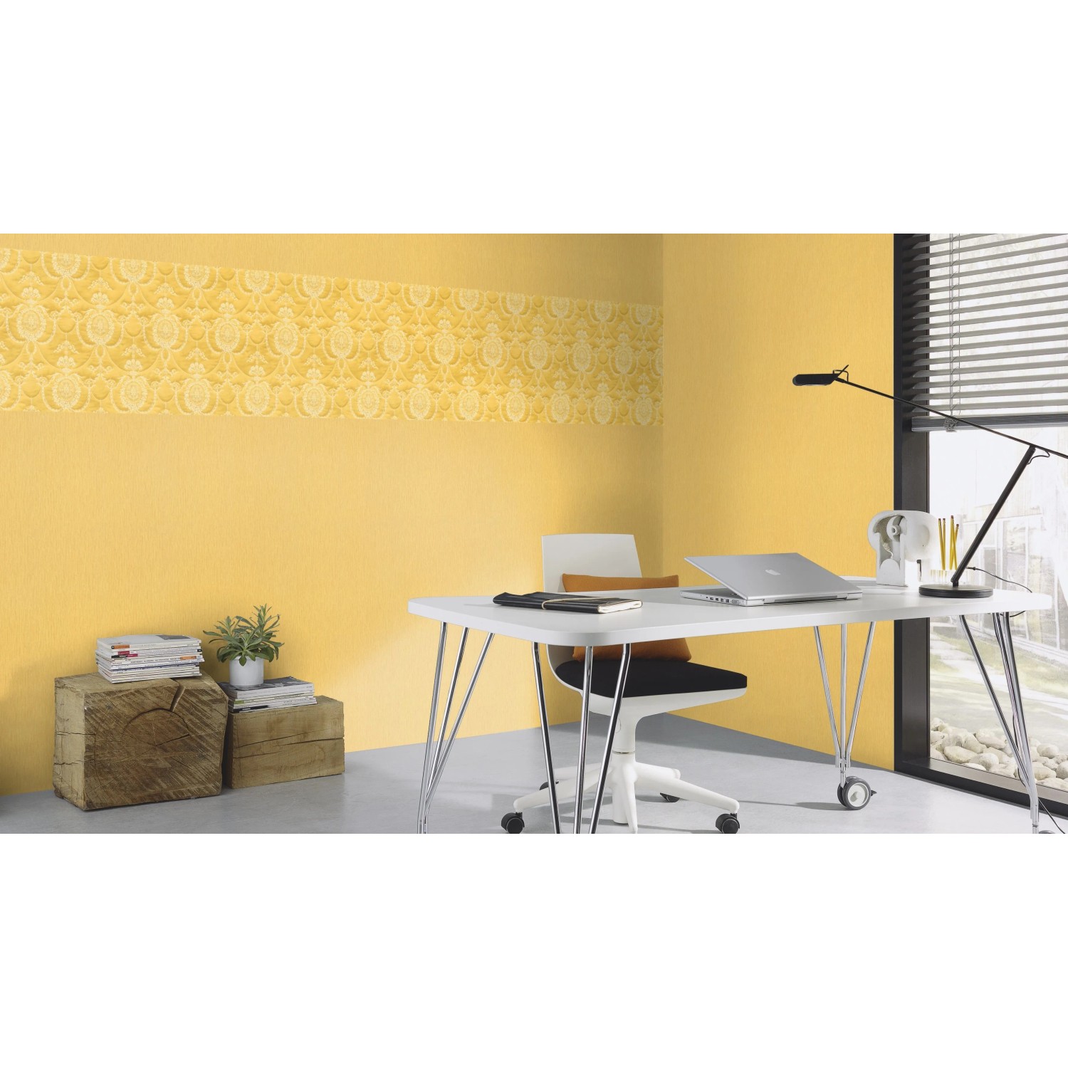 Wohnraum mit Rasch Vliestapete Trianon XIII 570083 in Curry mit zartem Muster.