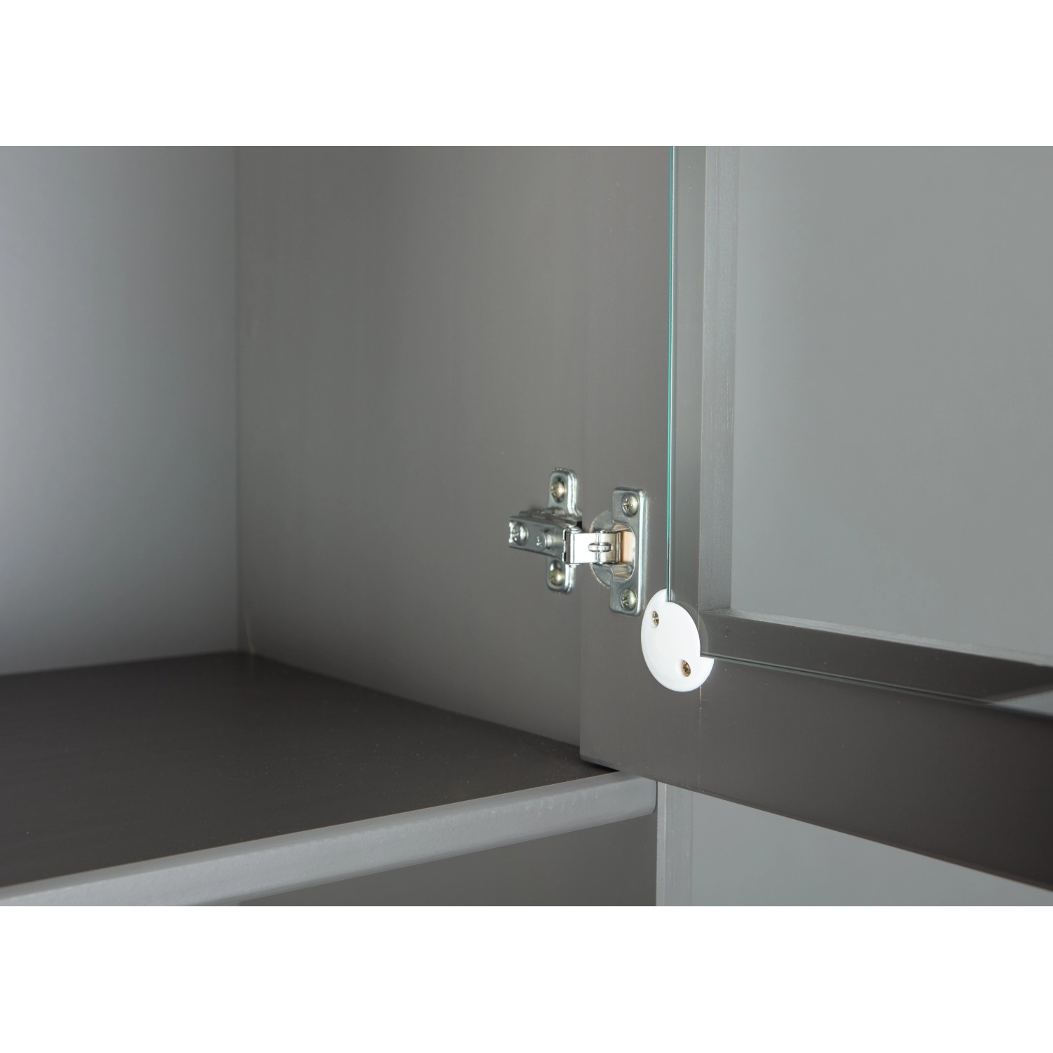 Detailaufnahme: Graubrauner Luzerna Vitrinenschrank, Türscharnier und Glasdetail.