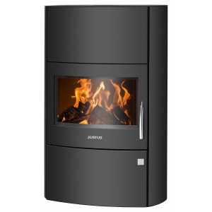 Schwarzer Justus Kaminofen Agero W+ aus Stahl mit Holzfeuer und Sichtscheibe.