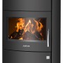 Schwarzer Justus Kaminofen Agero W+ aus Stahl mit Holzfeuer und Sichtscheibe.