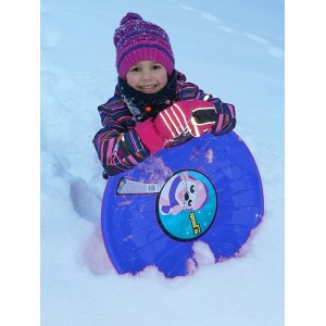 Kind mit blauem Ondis24 Tellerschlitten Kamikaze 60cm im Schnee.