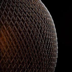 Nahaufnahme der Rendl Cosir 34 Pendelleuchte: Kugel aus schwarzem Streckmetall, warm leuchtend. Moderne Lampe.
