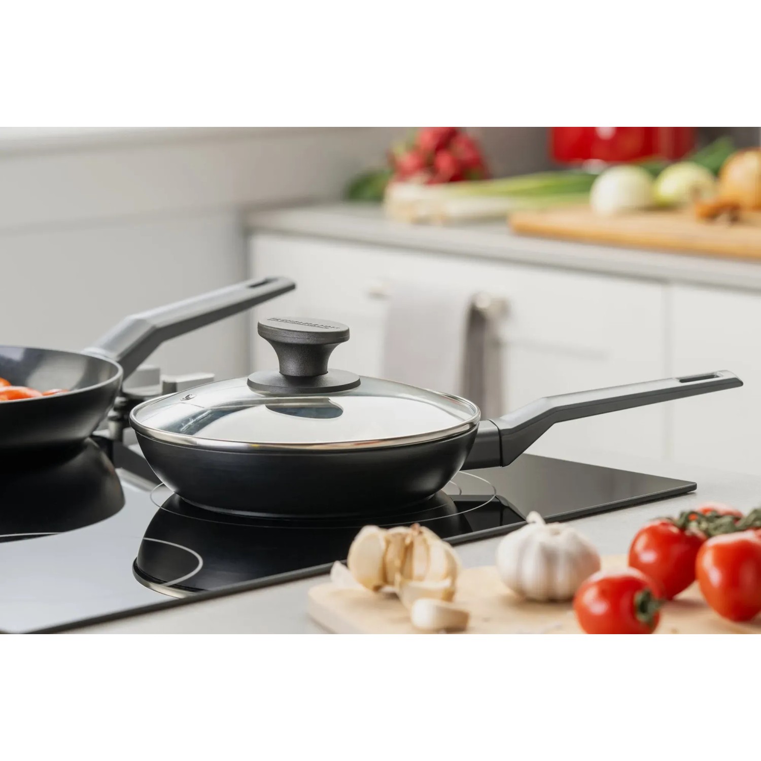 Fackelmann Bratpfanne Statement 20 cm mit Glasdeckel auf einem Induktionskochfeld.