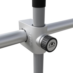 Doppler Balkonklammer Fix Maxi, silberfarbene Halterung für Sonnenschirme am Geländer.