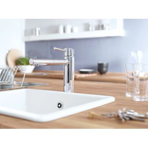 Grohe Concetto Küchenarmatur mit mittelhohem Auslauf und Chromoberfläche an Spüle.