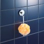 Wenko Vacuum-Loc Hakenset, 2 Chrom-Haken an blauer Wand mit Badeschwamm.