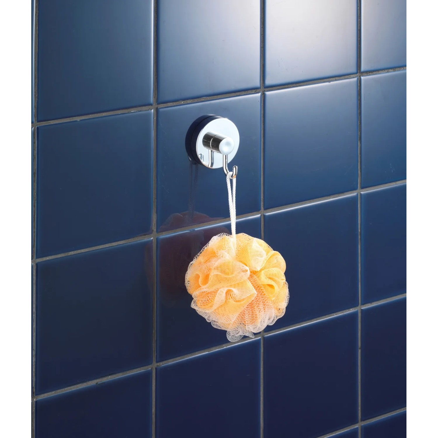 Wenko Vacuum-Loc Hakenset, 2 Chrom-Haken an blauer Wand mit Badeschwamm.
