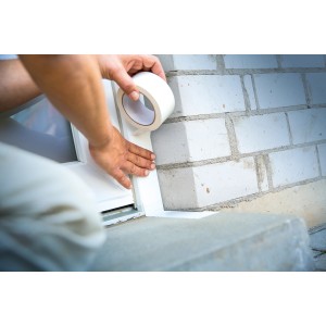 Anwendung von LUX Putzerband (weiß, 50mm) zum Abdecken einer Fensterlaibung.