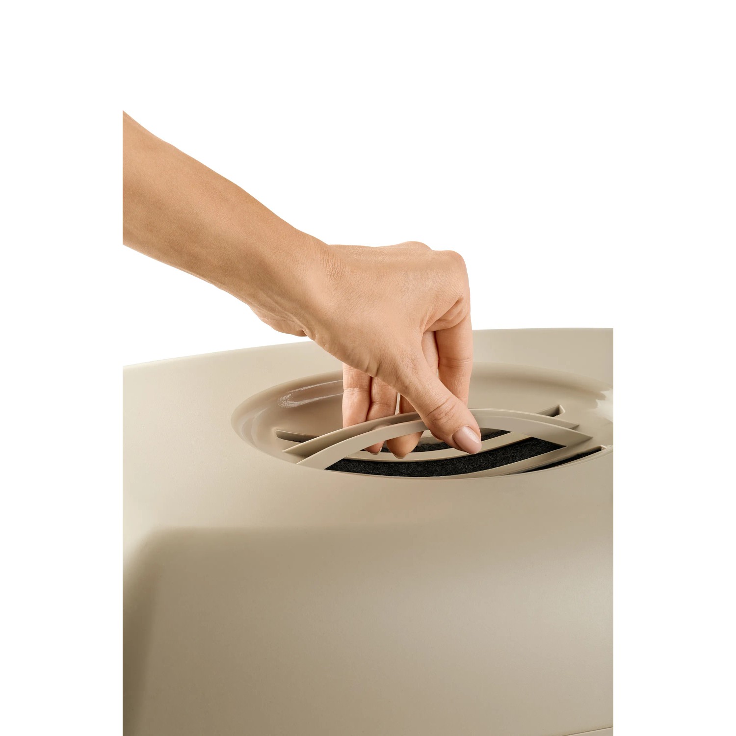 Rotho Katzentoilette Eco Bailey Cappuccino: Hand wechselt Aktivkohlefilter in der Katzenklappe.