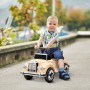 Kleinkind auf beigem AIYAPLAY Rutschauto Mercedes-Benz 300S mit Kippschutz.