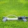 LUX Viereckregner 320 m² in Aktion: Bewässerung einer Rasenfläche mit feinen Wasserstrahlen.