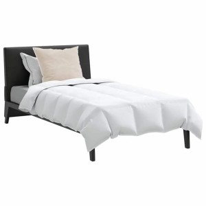 Weißes Daunenfeder-Winterbettdecken-Set mit Kissen auf Bett. Gestepptes Design für Decken & Überwürfe.