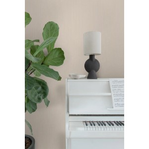 Sanders & Sanders Vliestapete mit feinem braunem Streifenmuster an einer Wand, mit Pflanze und Klavier.