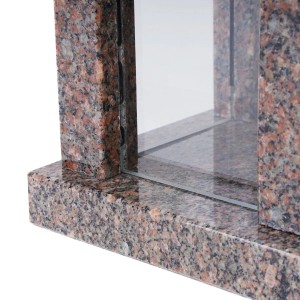 KOKA Grablampe aus poliertem Bohus Red Granit. Robuste, viereckige Grabkerzen-Halterung mit Glas.