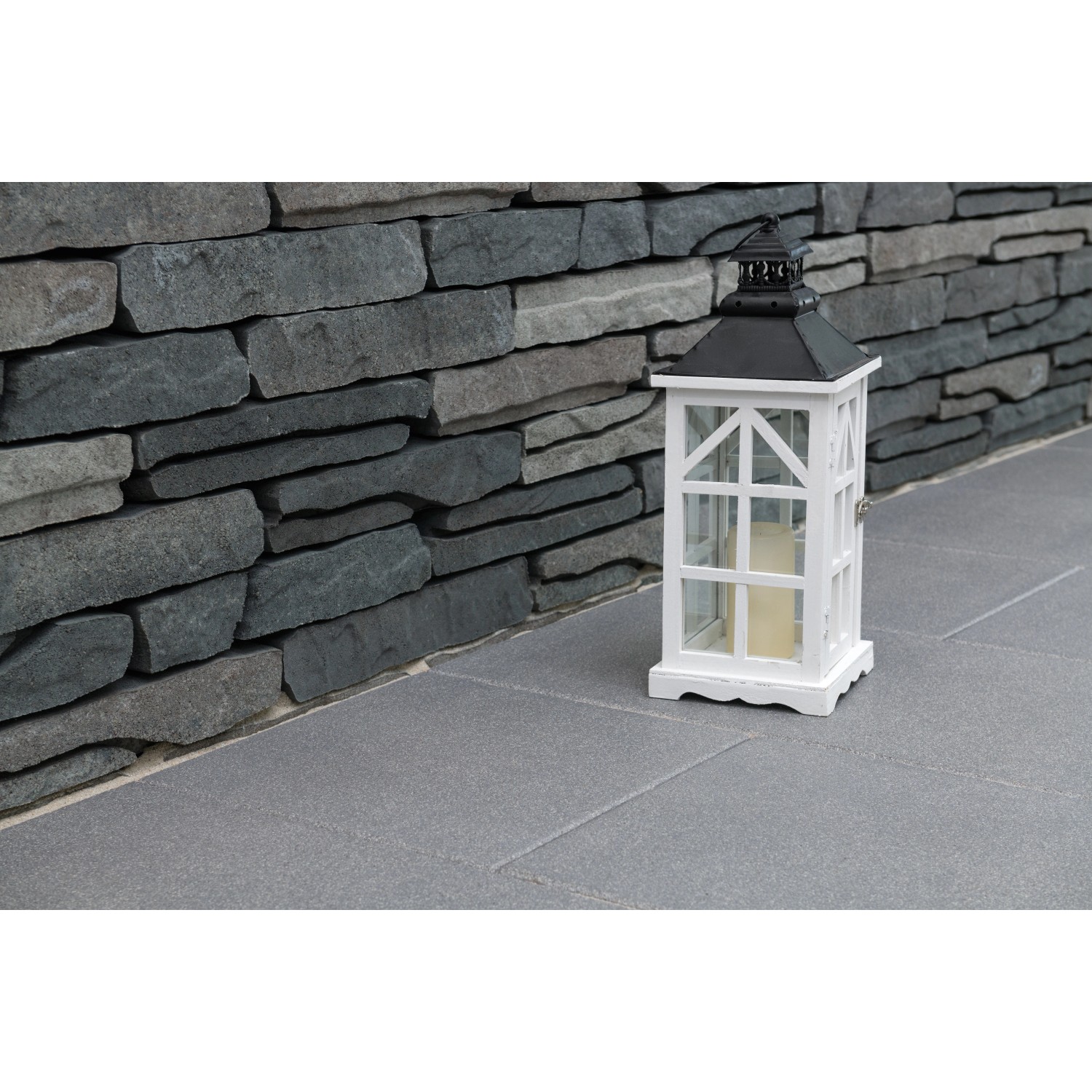 EHL Bergische Mauer Schiefer, 40x17,7x7,7 cm, als Beeteinfassung mit Deko-Laterne.