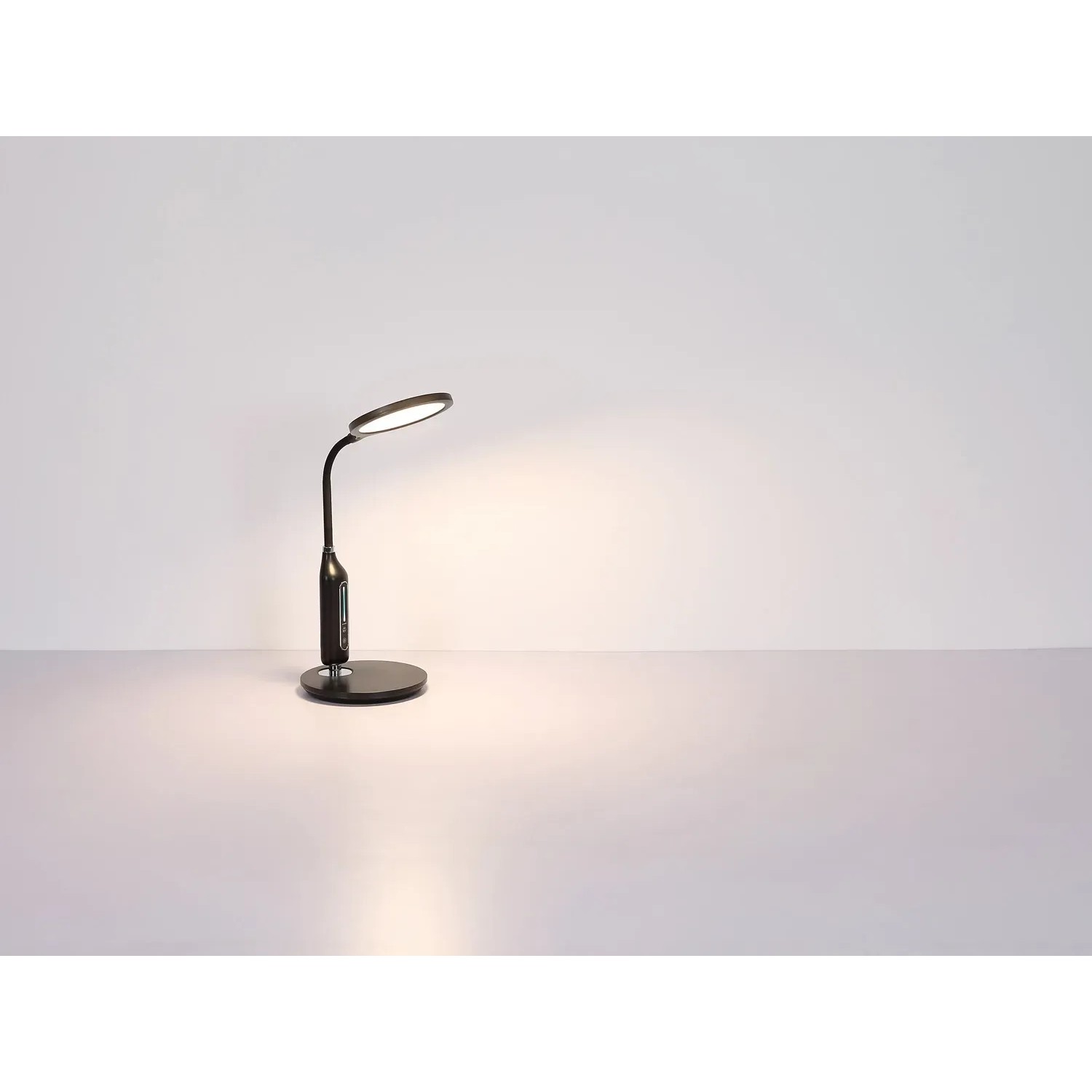 Schwarze LED-Tischleuchte Fruggy mit Flexarm, Touchdimmer und Memoryfunktion.