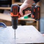 Black+Decker Akku-Schlagbohrschrauber BDCHD18S1KA beim Bohren in Metall.