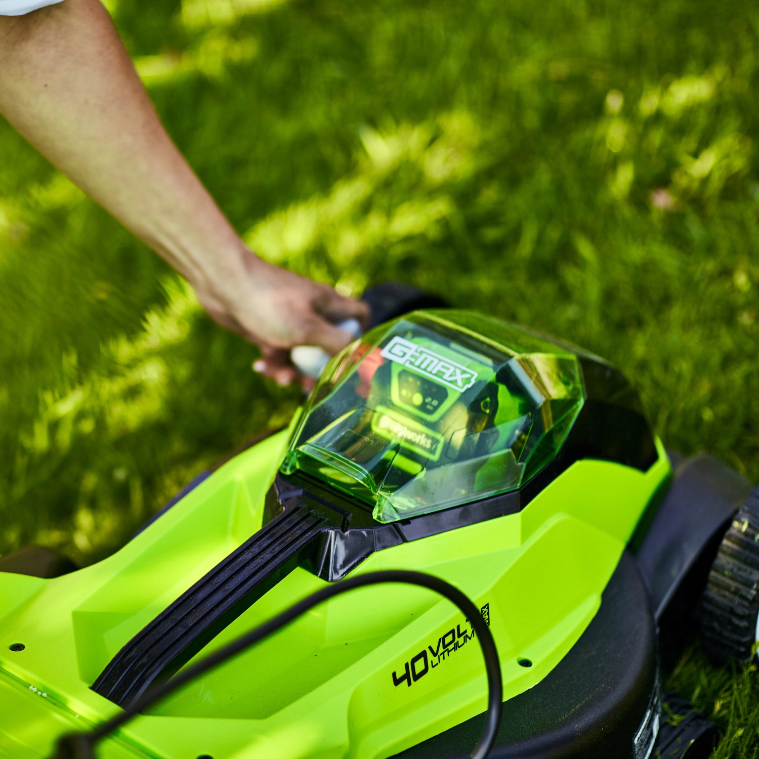 Greenworks Akku-Rasenmäher G40LM35K2 im Einsatz auf Rasen. Der Rasenmäher ist grün und schwarz.