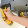Hozelock Auto Reel Schlauchtrommel mit Schlauchdüse in Verwendung an Wandmontage.