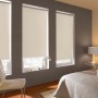 Gardinia Verdunkelungsrollo Thermo, 62x180 cm, Creme, an Fenstern im Schlafzimmer.