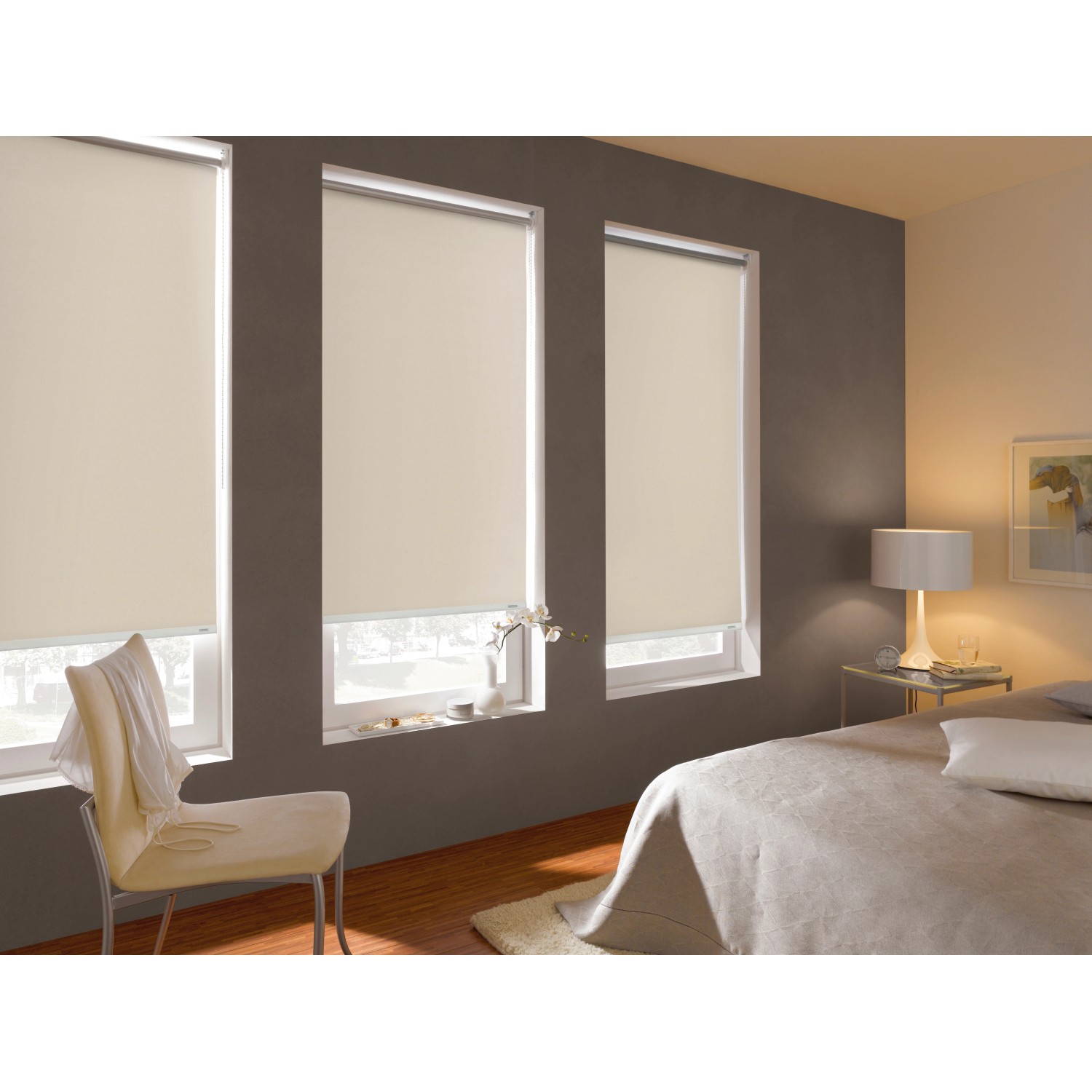 Gardinia Verdunkelungsrollo Thermo, 62x180 cm, Creme, an Fenstern im Schlafzimmer.