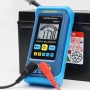 Pancontrol Multimeter zur Spannungsmessung an Batterie. Digitales Messwerkzeug mit blauer Umrandung.