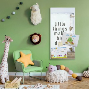 Weiße Magnettafel (37x78cm) mit Motiv Little Things als Wanddekoration im Kinderzimmer.