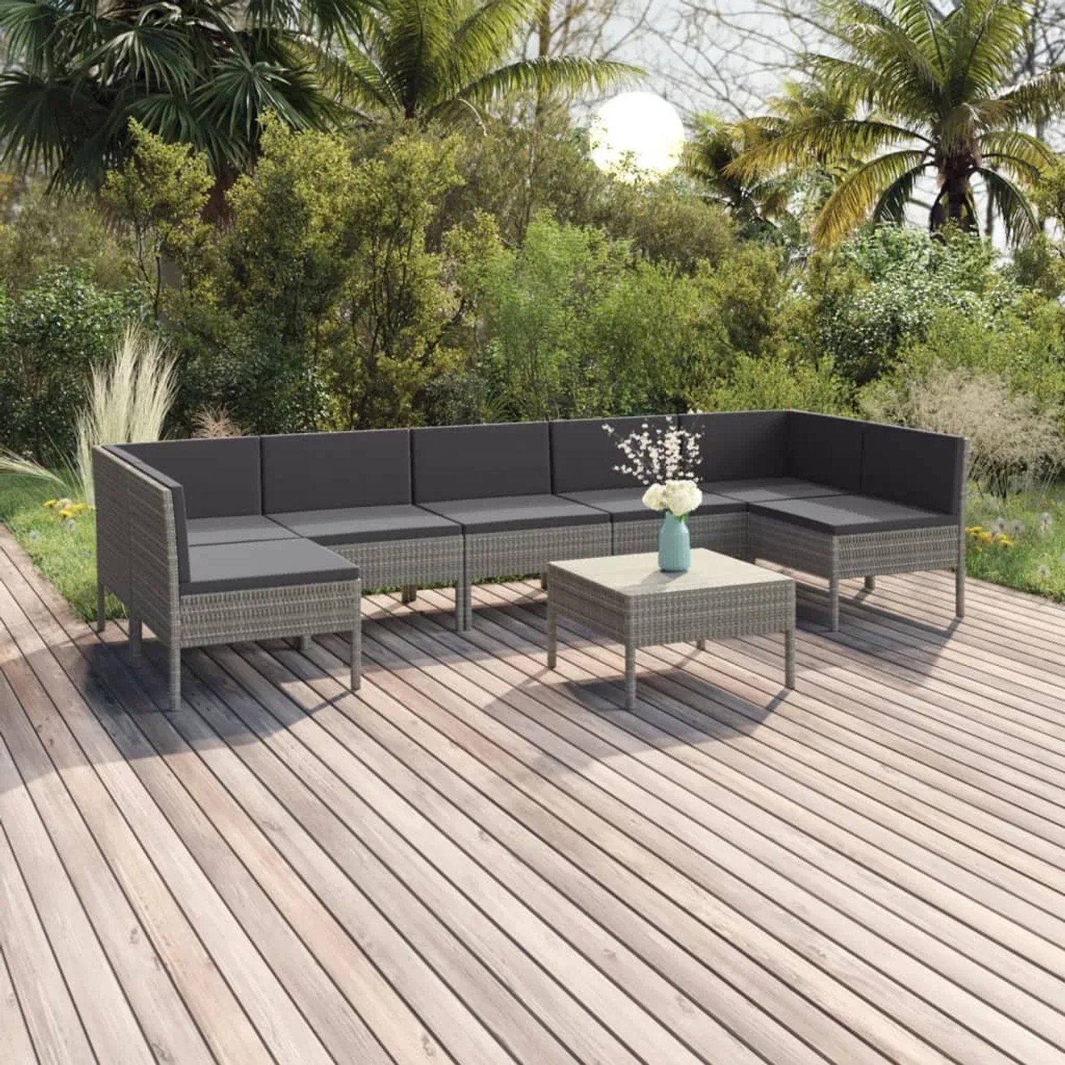 Graues 8-tlg. vidaXL Garten-Lounge-Set aus Rattan mit anthrazitfarbenen Auflagen und Tisch auf einer Holzterrasse.