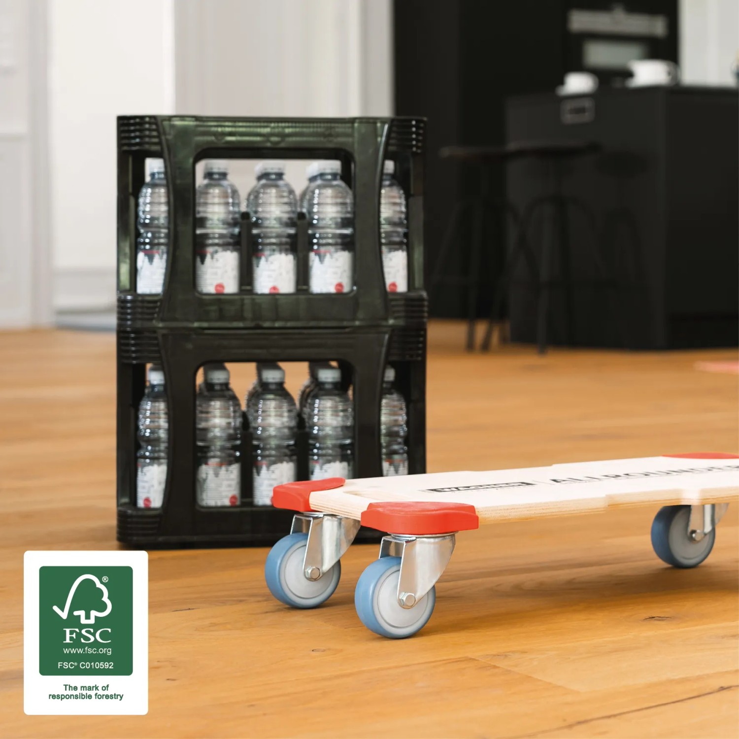 Wagner Transporthilfe Protection mit Getränkekisten und 4 Rollen auf Holzboden.