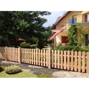 GartenLand Vorgartenzaun MAILAND aus Lärche. Heller Holzzaun mit vertikalen Brettern und gerundeten Köpfen im Garten.
